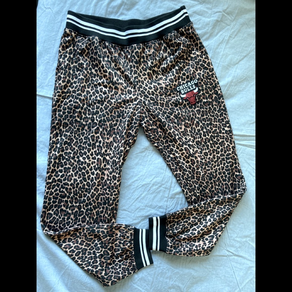 NEW - NBA Chicago Bulls leopard print jogging pants